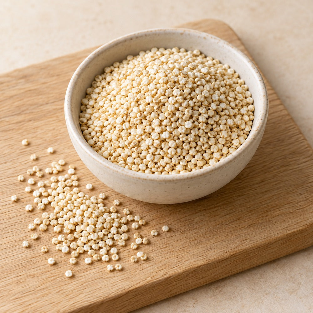 Quinoa auf einem hellen Holzbrett