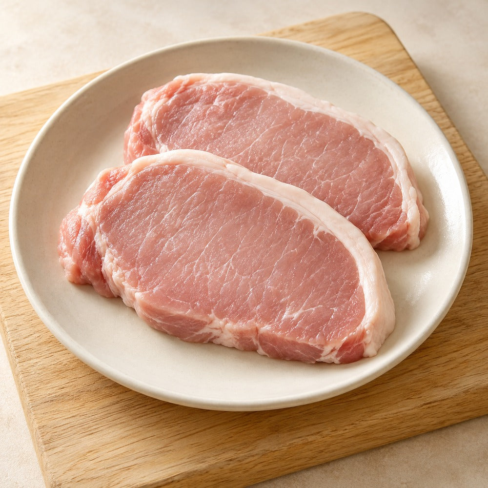 Schweinefleisch auf einem hellen Holzbrett