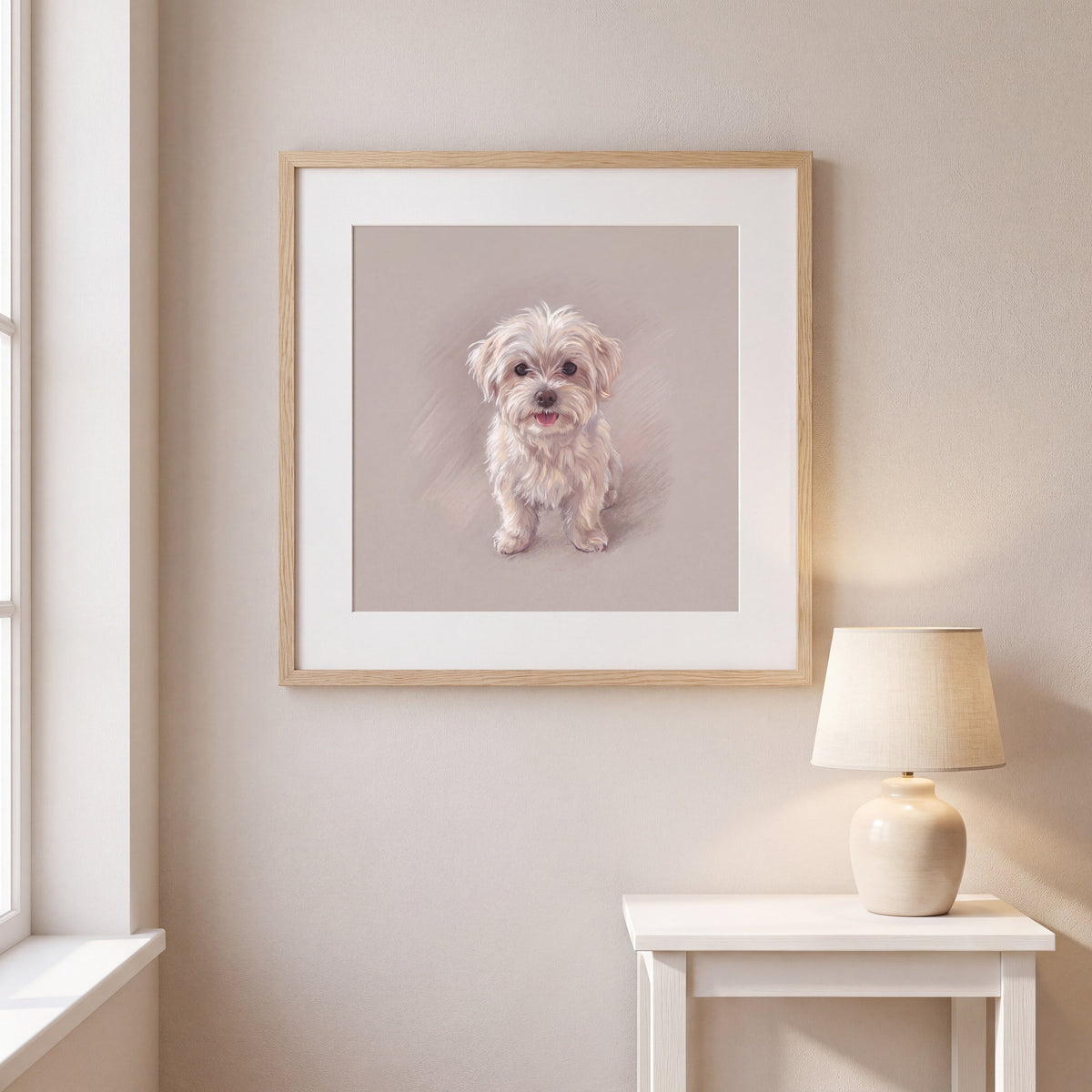 Malteser als Pastell-Portrait im Holzrahmen über einem Nachttisch