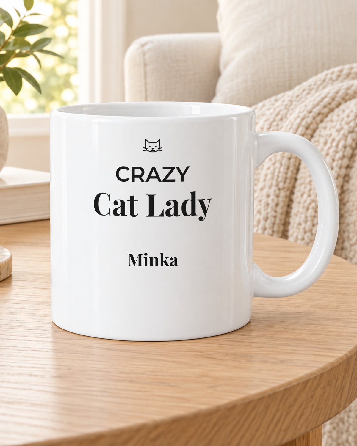 Crazy Cat Lady Tasse mit Namen Minka auf dem Beistelltisch am Sofa