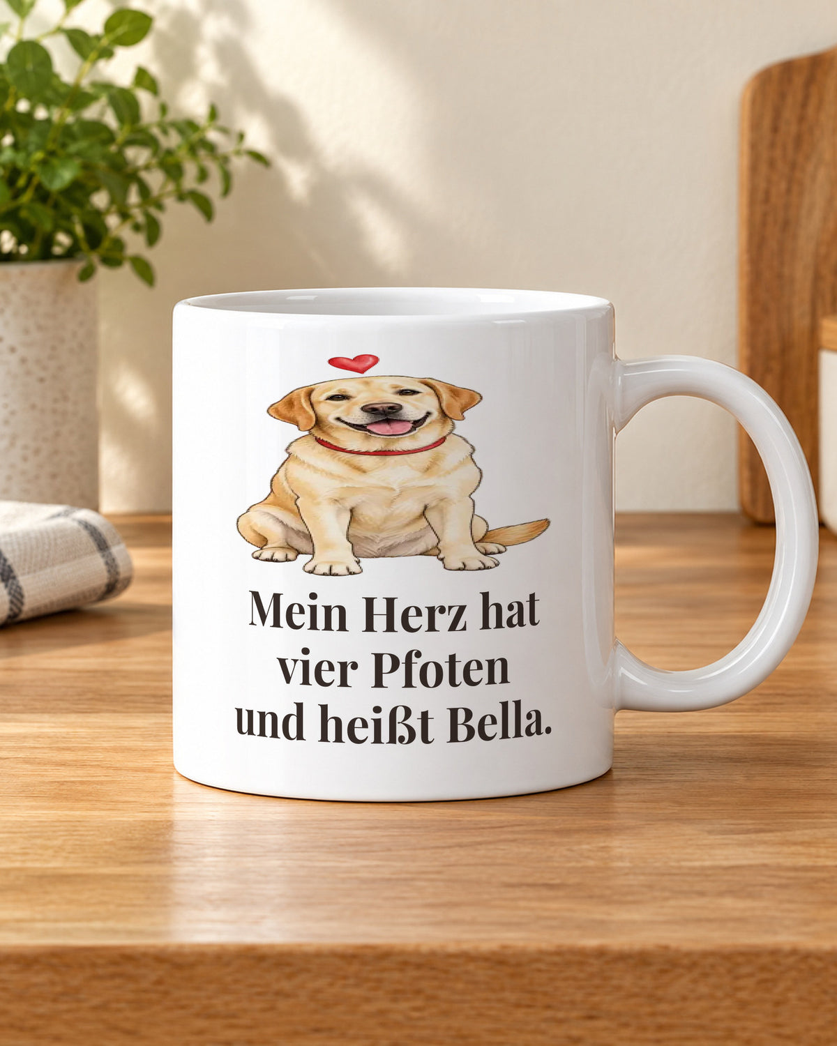 Hundetasse „Mein Herz hat vier Pfoten und heißt Bella“ in der Küche