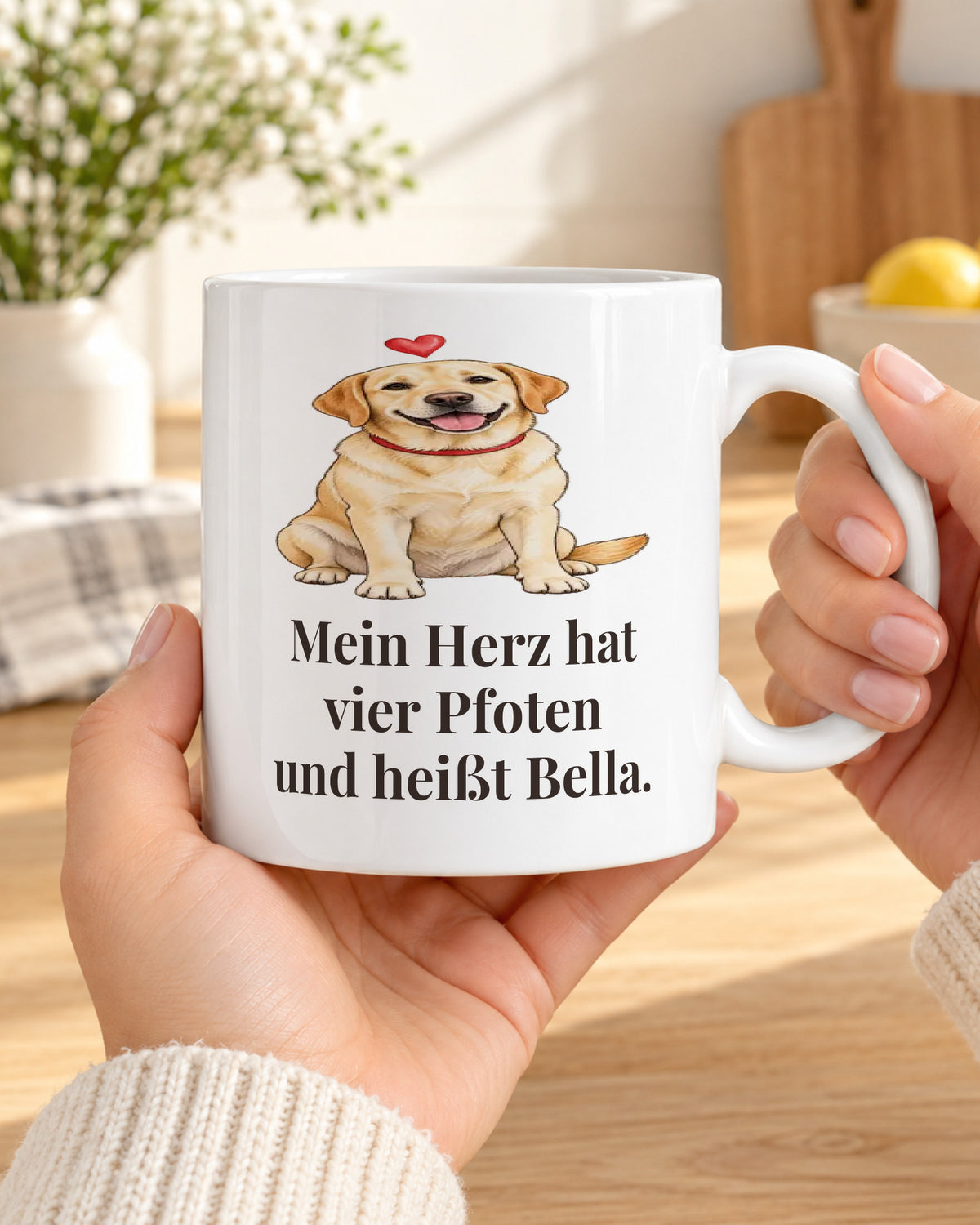 Hundetasse „Mein Herz hat vier Pfoten und heißt Bella“ in den Händen
