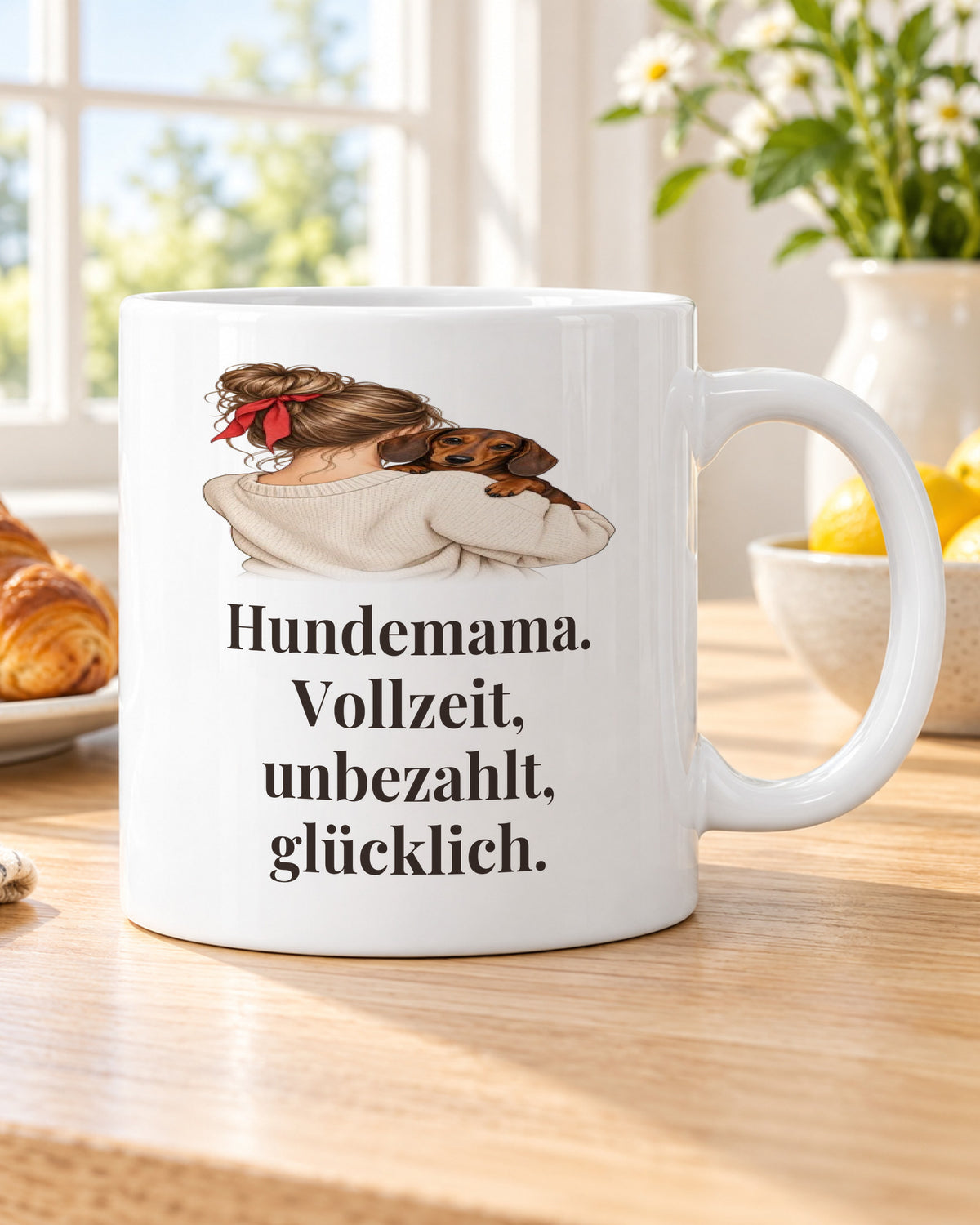 Hundetasse „Hundemama. Vollzeit, unbezahlt, glücklich.“ am Frühstückstisch