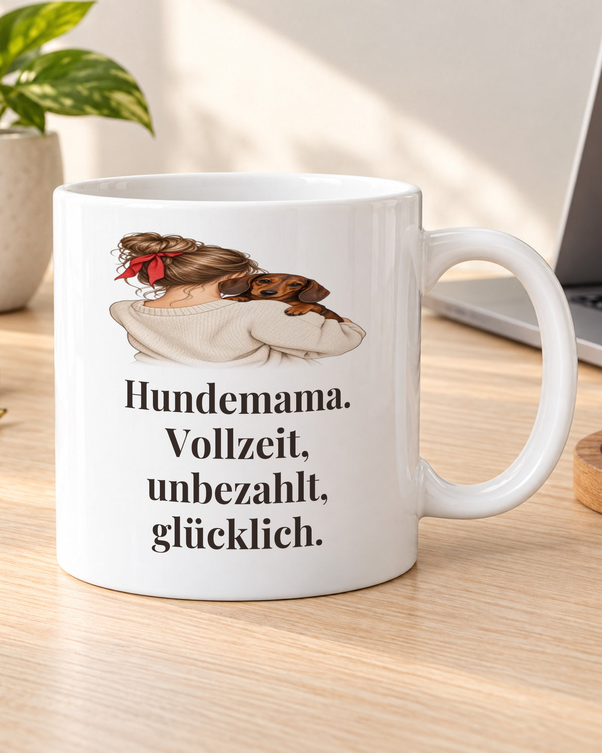 Hundetasse „Hundemama. Vollzeit, unbezahlt, glücklich.“ am Schreibtisch