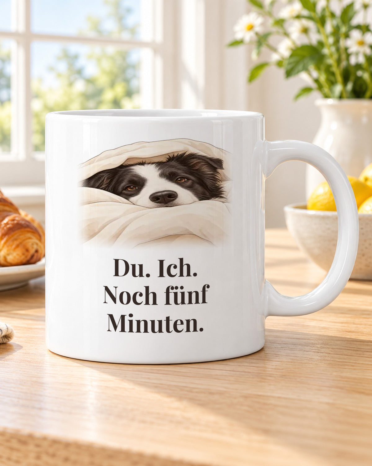 Hundetasse „Du. Ich. Noch fünf Minuten.“ am Frühstückstisch