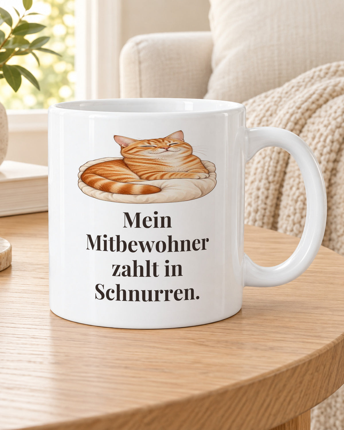 Katzentasse „Mein Mitbewohner zahlt in Schnurren.“ auf dem Beistelltisch am Sofa