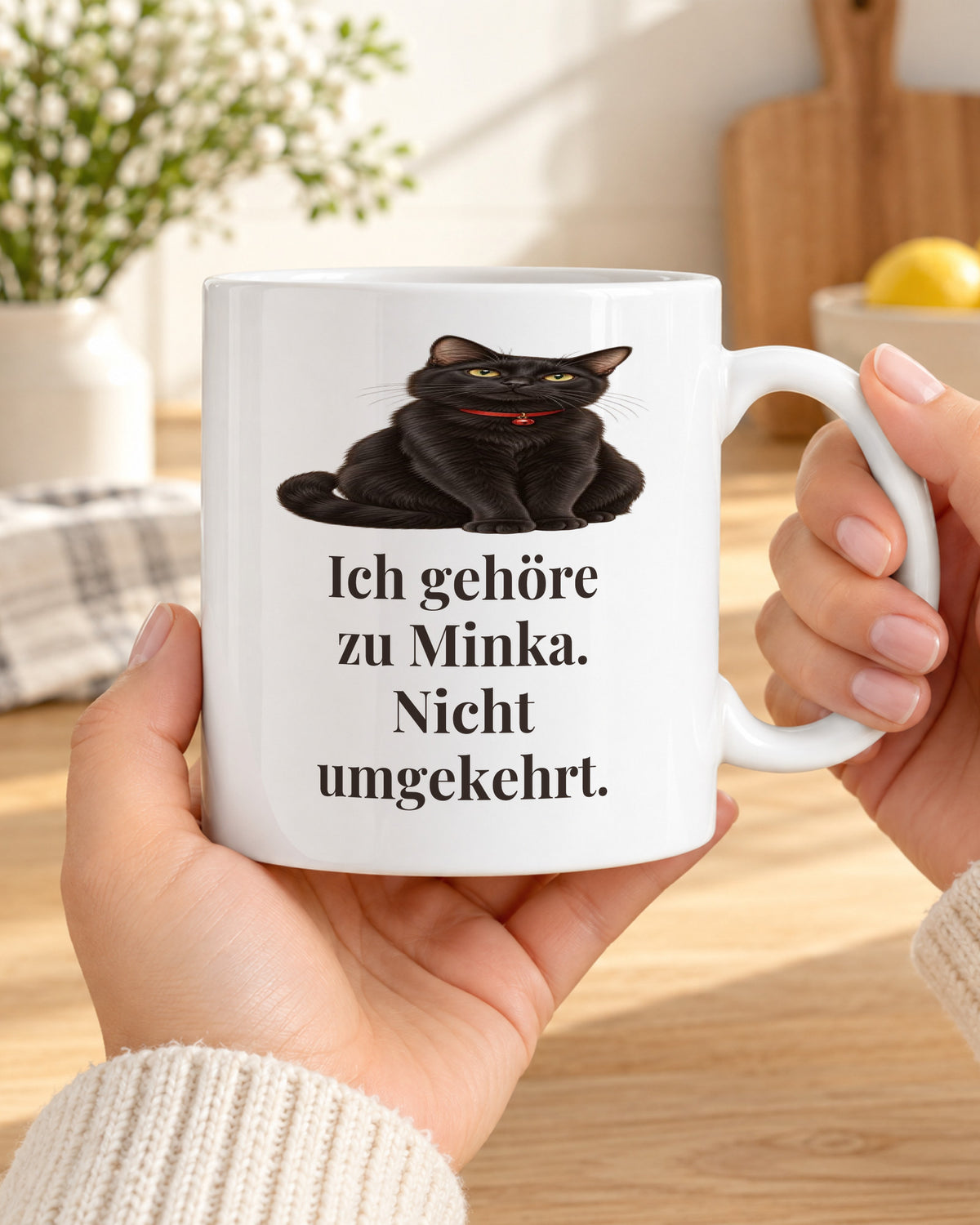 Katzentasse „Ich gehöre zu Minka. Nicht umgekehrt.“ in den Händen