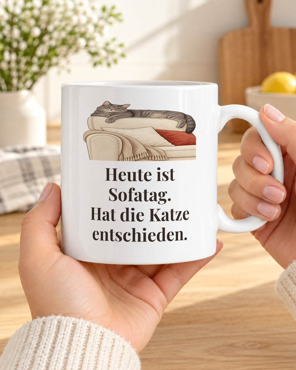 Katzentasse „Heute ist Sofatag. Hat die Katze entschieden.“ in den Händen