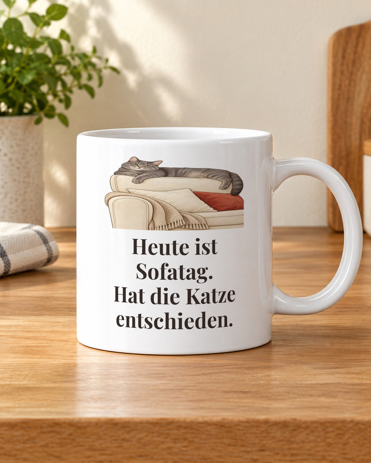 Katzentasse „Heute ist Sofatag. Hat die Katze entschieden.“ in der Küche