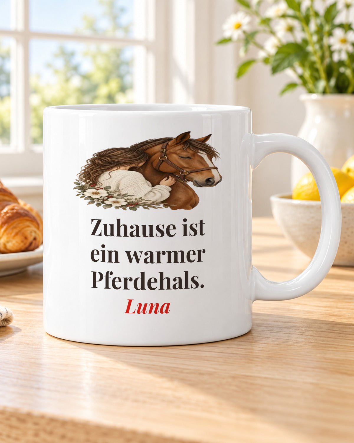 Pferdetasse „Zuhause ist ein warmer Pferdehals.“ mit Namen Luna am Frühstückstisch