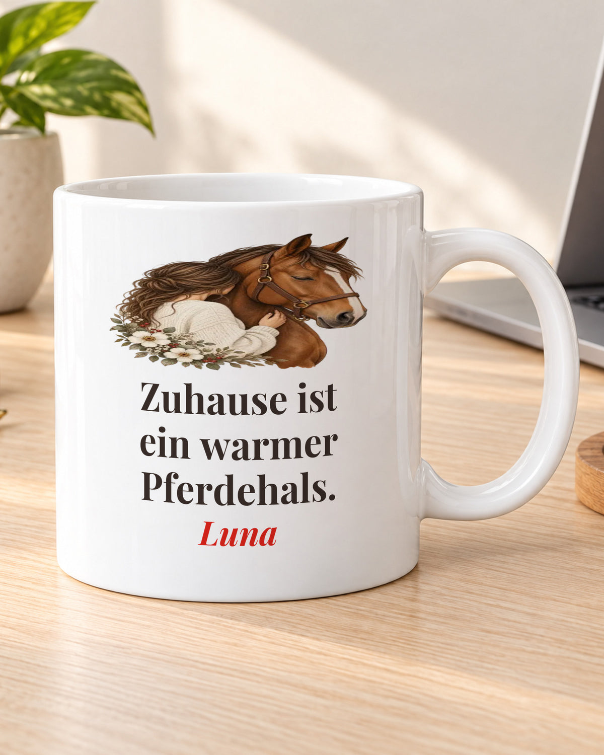 Pferdetasse „Zuhause ist ein warmer Pferdehals.“ mit Namen Luna am Schreibtisch