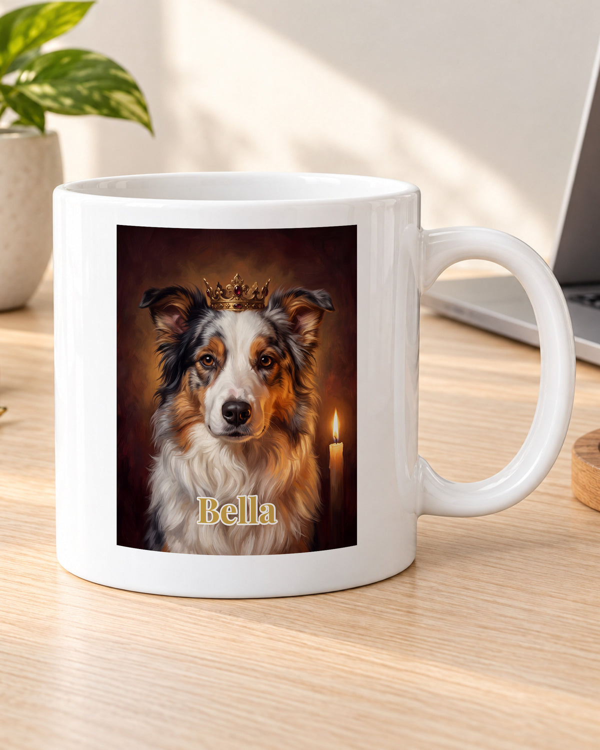 Hundetasse mit Foto im Royal-Stil mit Namen Bella am Schreibtisch