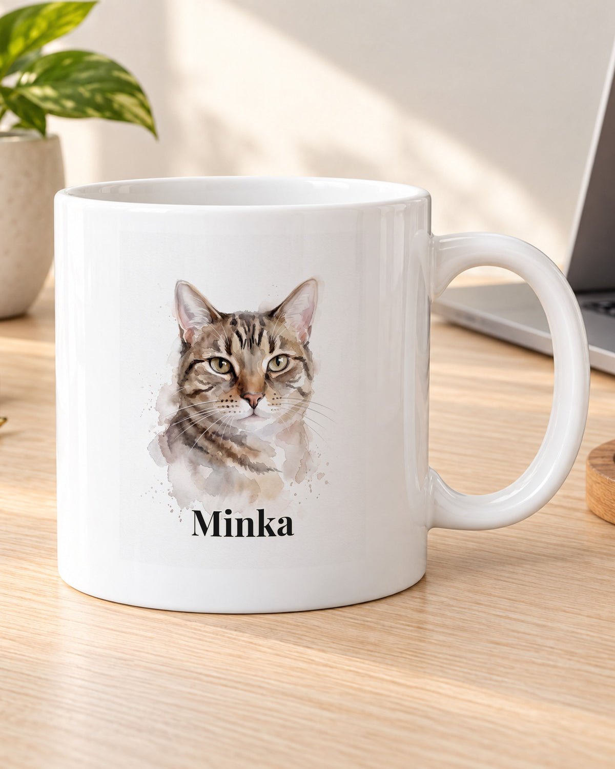 Katzentasse mit Foto im Aquarell-Stil mit Namen Minka am Schreibtisch