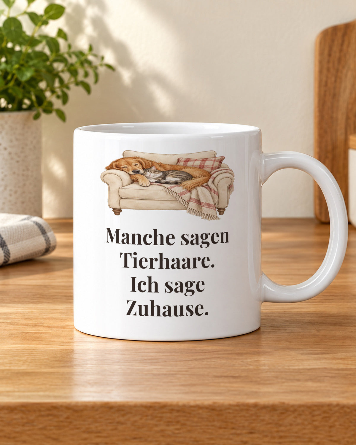 Tasse „Manche sagen Tierhaare. Ich sage Zuhause.“ in der Küche