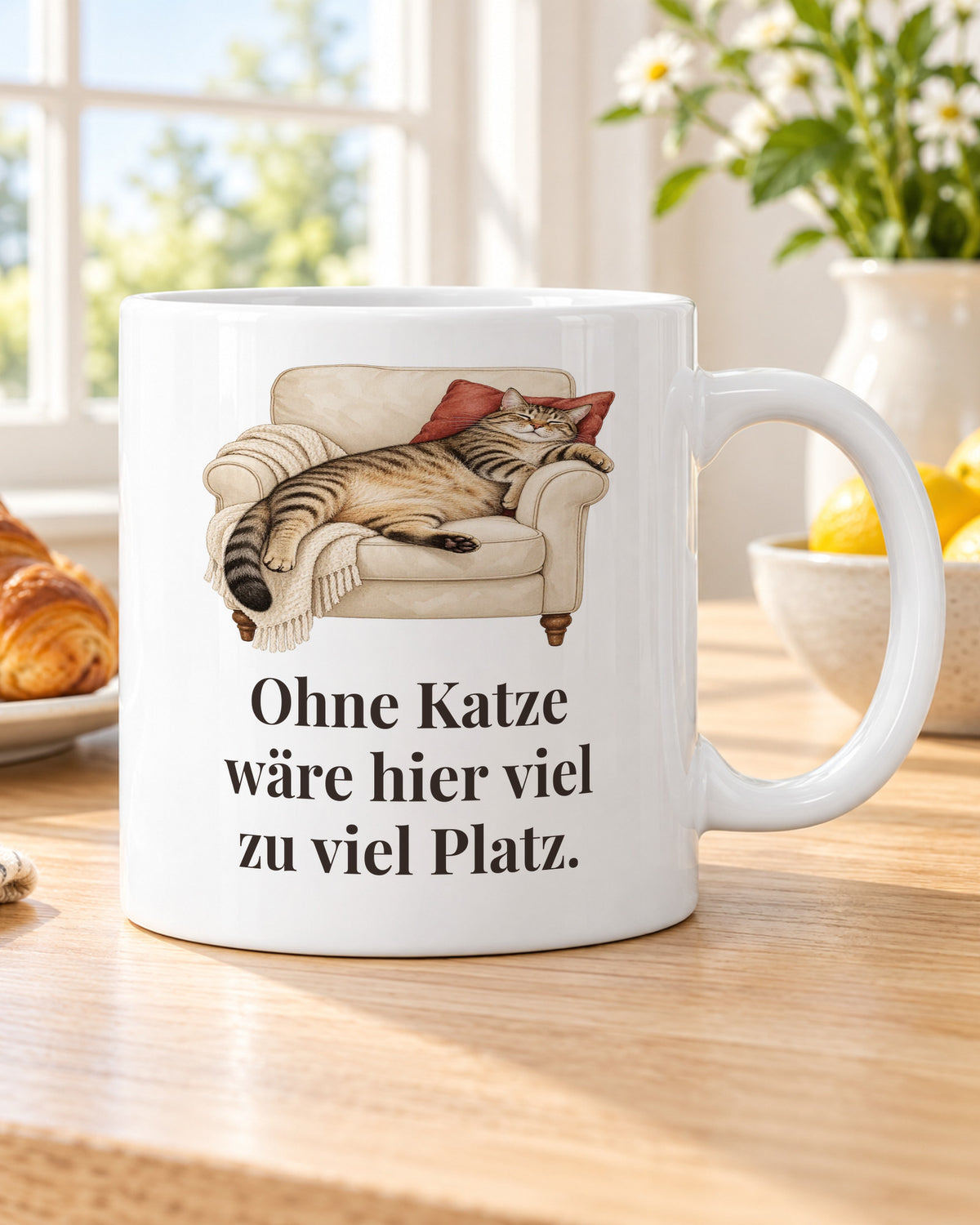 Katzentasse „Ohne Katze wäre hier viel zu viel Platz.“ am Frühstückstisch