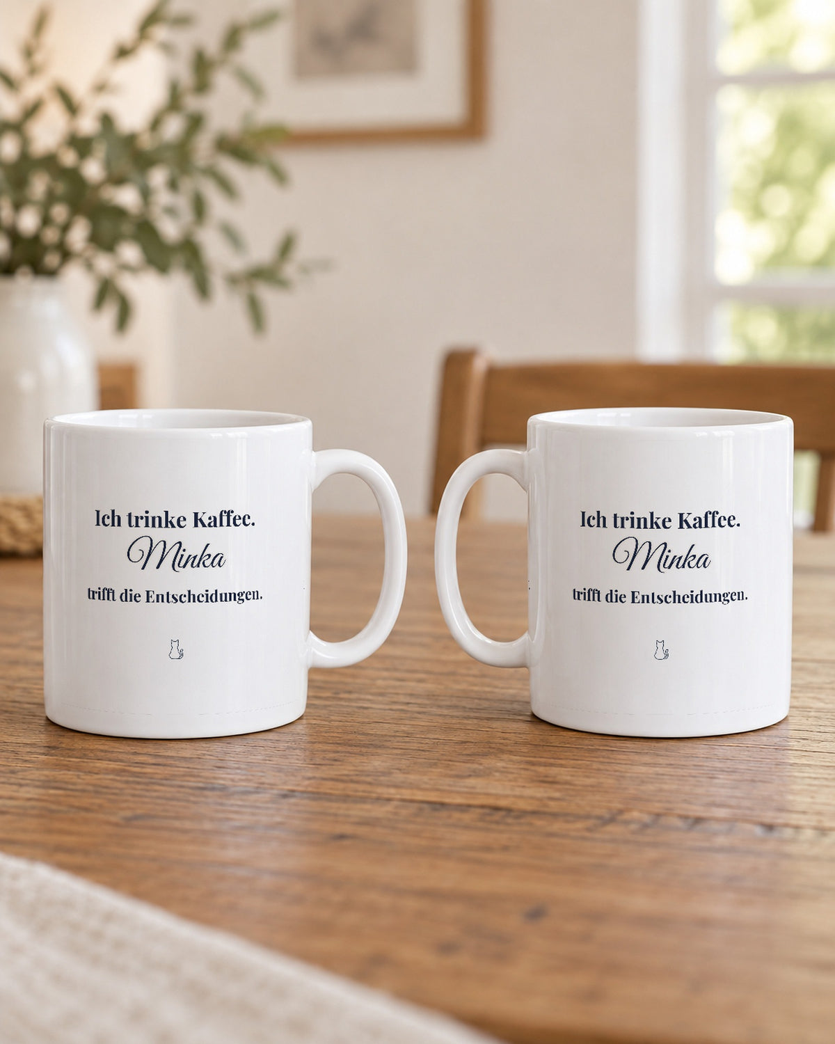 Vorder- und Rückseite der Tasse mit dem Spruch „Ich trinke Kaffee. Minka trifft die Entscheidungen.“
