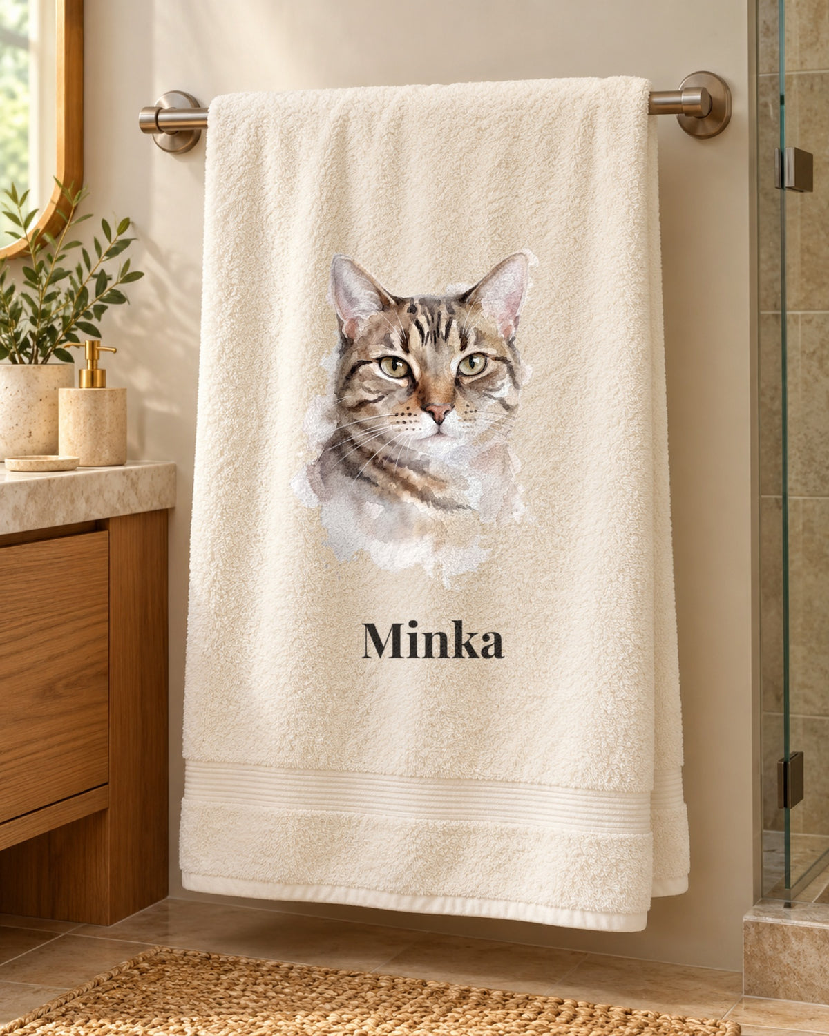 Personalisiertes Badetuch mit Katzenportrait und Namen, aufgehängt im Badezimmer