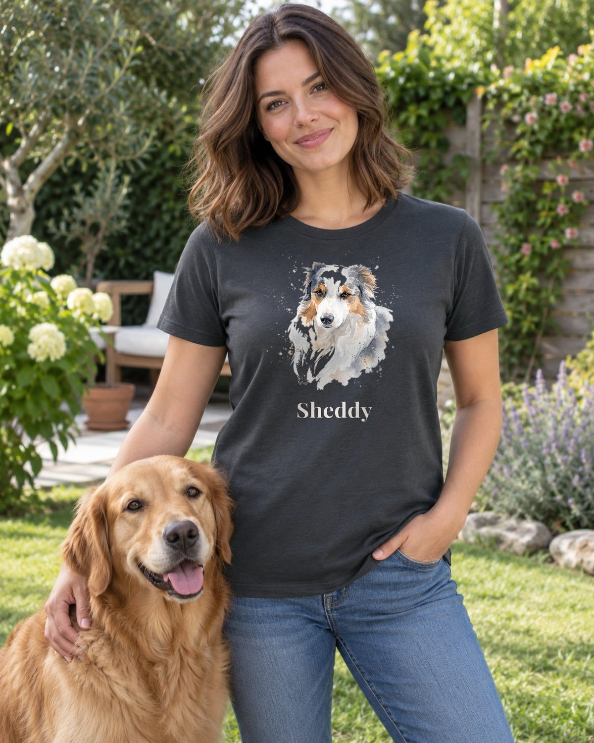 T-Shirt in Dunkelgrau mit Hundeportrait im Stil Aquarell und dem Namen Sheddy, getragen von einer Frau mit ihrem Hund im Garten