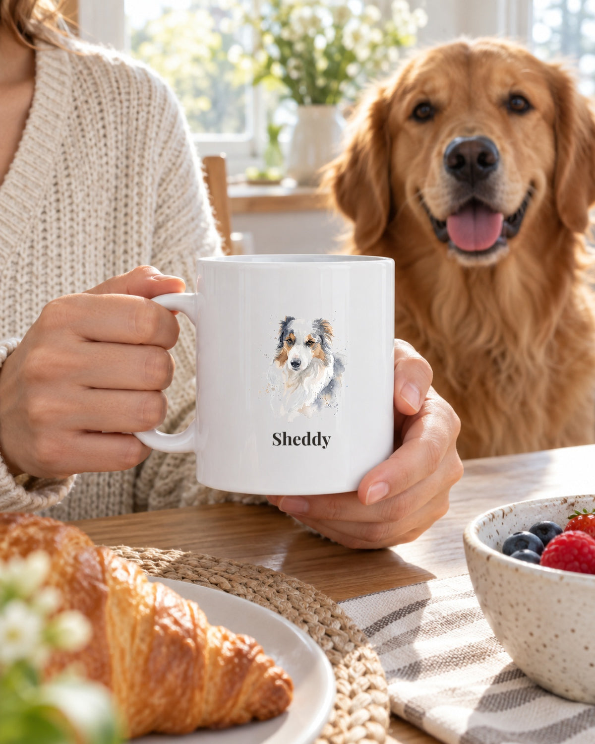 Hundetasse mit Australian Shepherd im Aquarell-Stil und Namen Sheddy am Frühstückstisch, Sheddy schaut zu