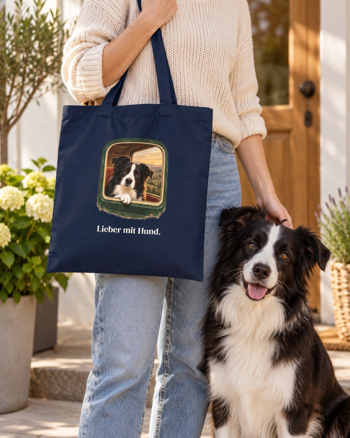 Stofftasche „Lieber mit Hund.“ über der Schulter, Border Collie sitzt daneben