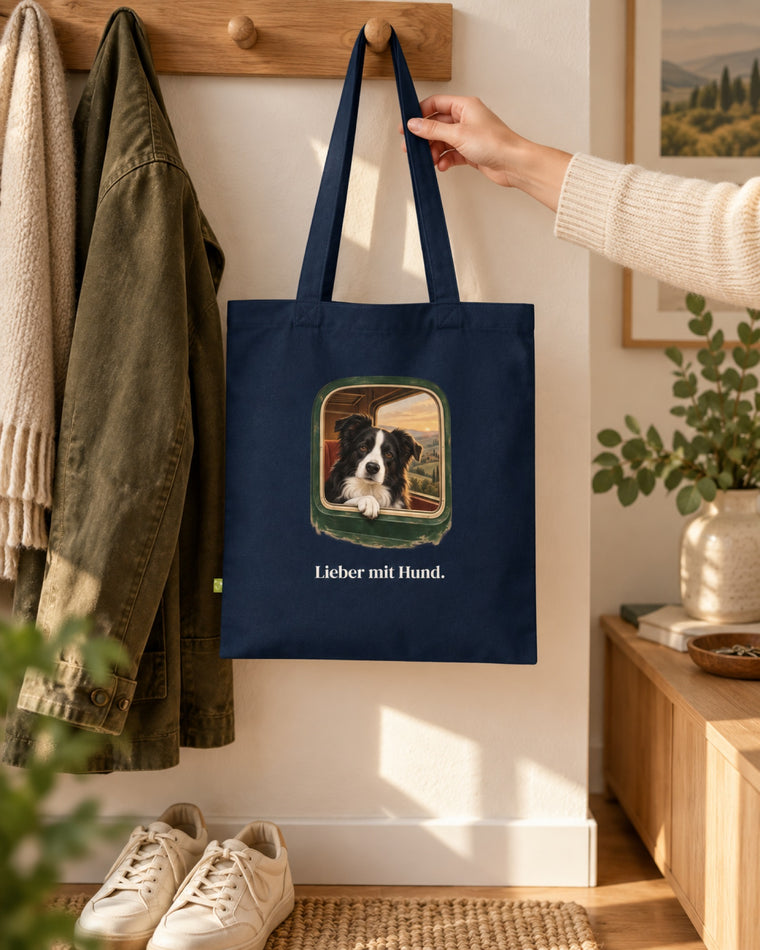 Bio-Baumwolltasche „Lieber mit Hund.“ an der Garderobe