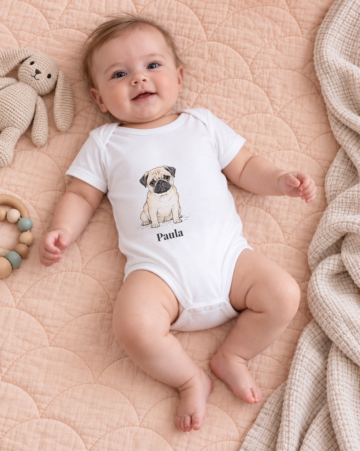 Baby im Babybody mit Mops im Aquarell-Stil und Namen Paula
