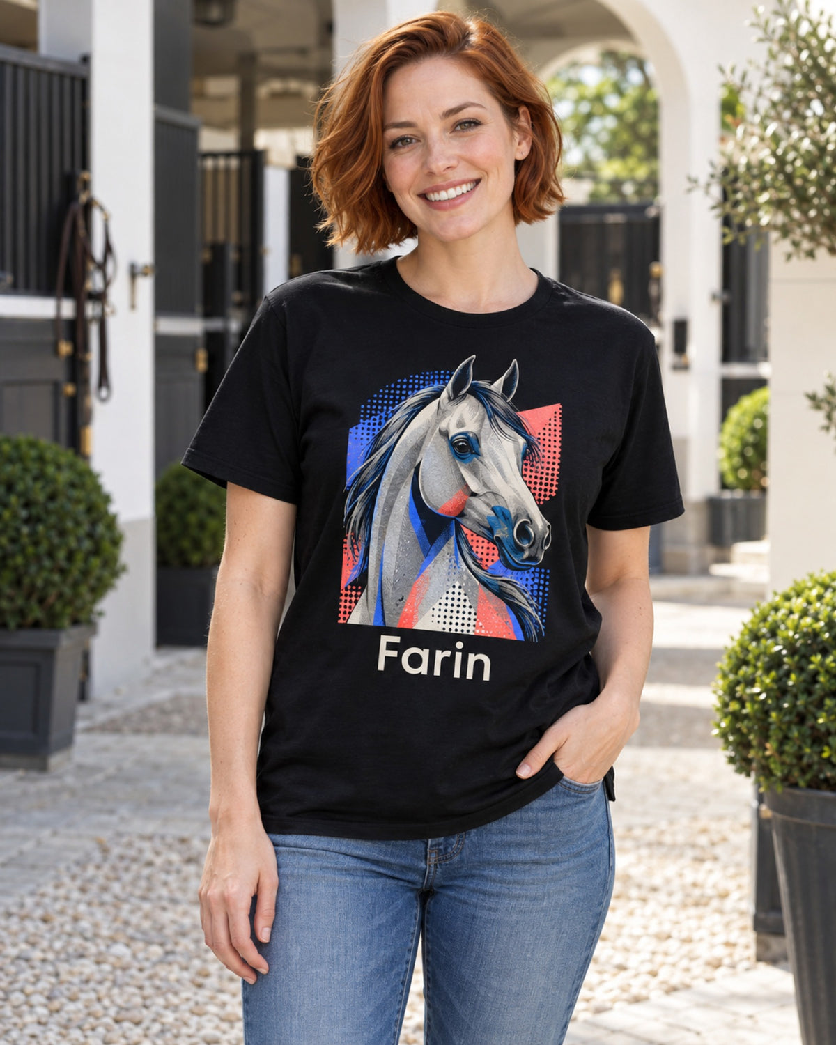 Frau im schwarzen T-Shirt mit Schimmel-Portrait im Pop-Art-Stil und Namen Farin vor dem Stall