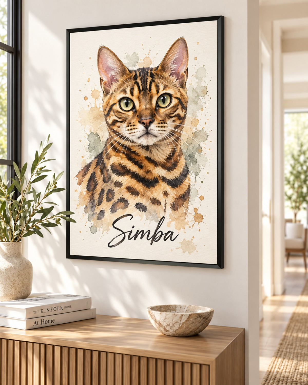 Katzenportrait als Poster im schwarzen Metallrahmen, Bengalkatze im Aquarell-Stil mit Namen Simba im hellen Flur