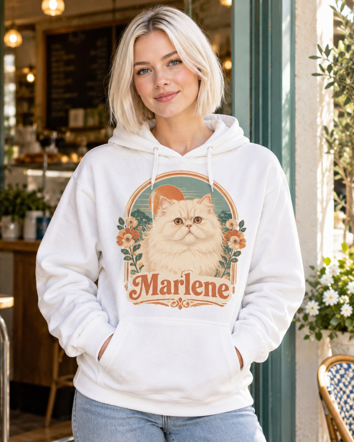 Frau im weißen Hoodie mit Perserkatzen-Portrait im Retro-Stil und Namen Marlene