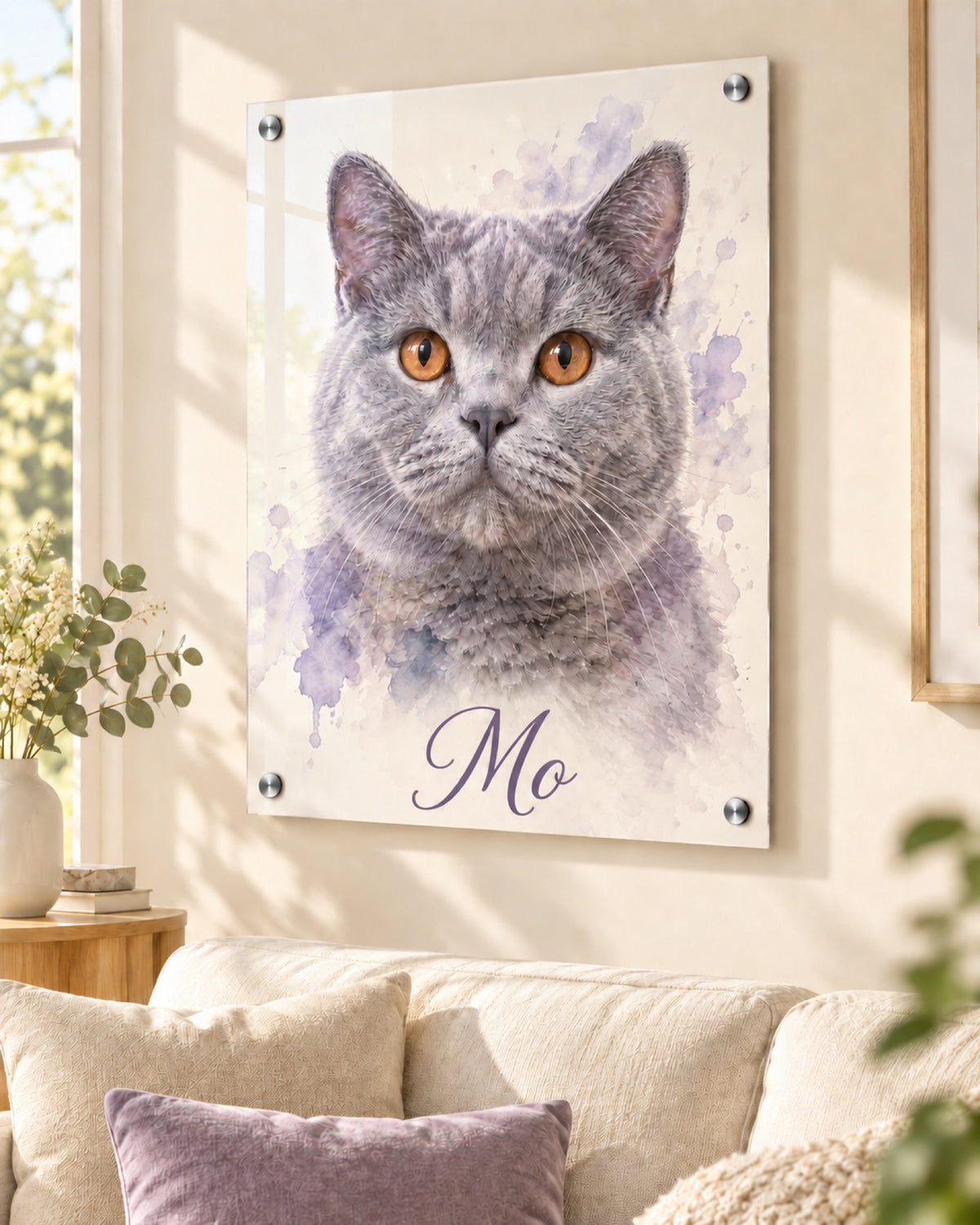 Katzenportrait auf Acrylglas mit Abstandshaltern, Britisch Kurzhaar lilac im Aquarell-Stil mit Namen Mo über dem Sofa
