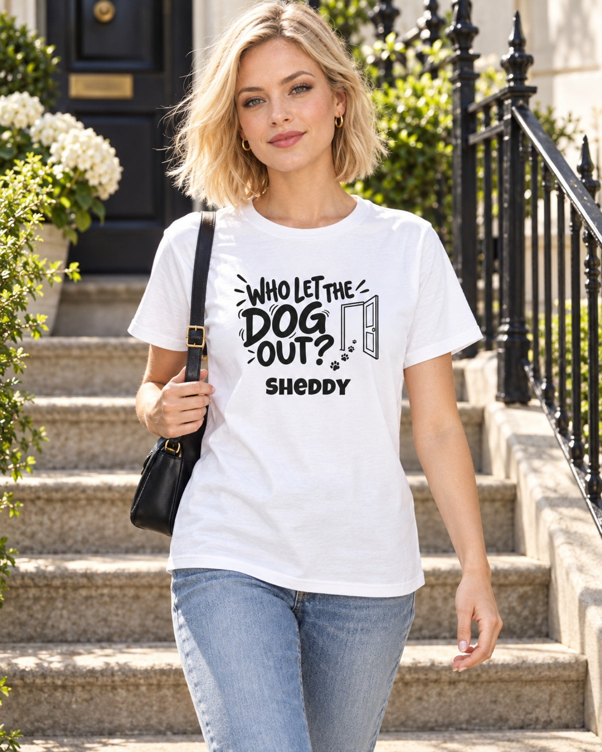Frau im weißen T-Shirt „Who let the dog out?“ auf der Treppe