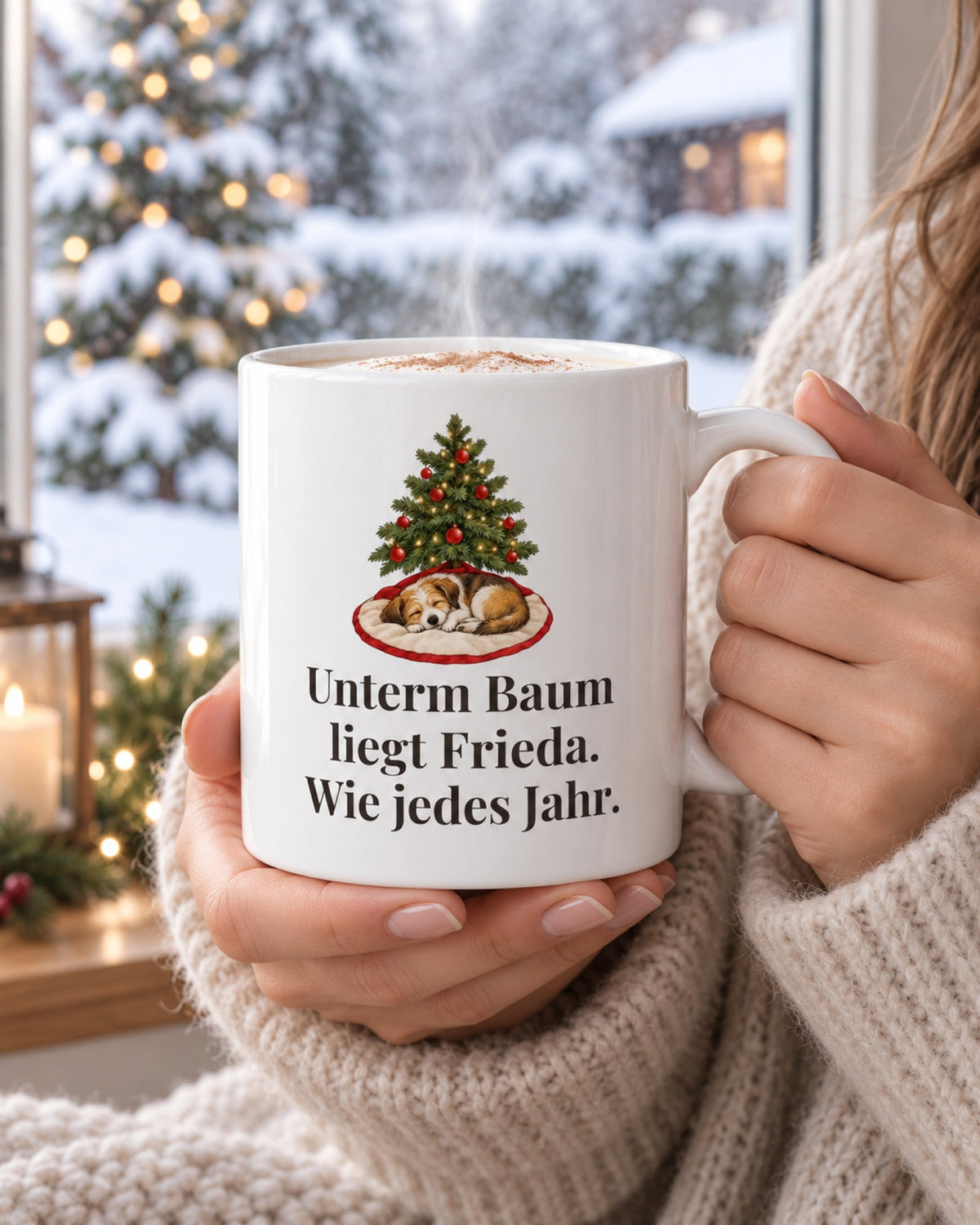 Weihnachtstasse Unterm Baum liegt Frieda. Wie jedes Jahr. in den Händen am verschneiten Fenster