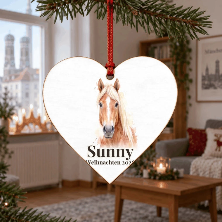 Herz-Baumschmuck mit Pferdeportrait und Namen am Weihnachtsbaum