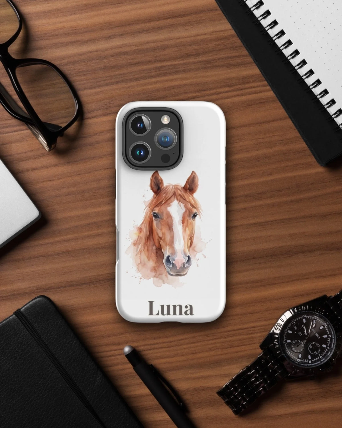 iPhone-Hülle mit Pferdeportrait im Aquarell-Stil und Namen Luna auf dem Schreibtisch
