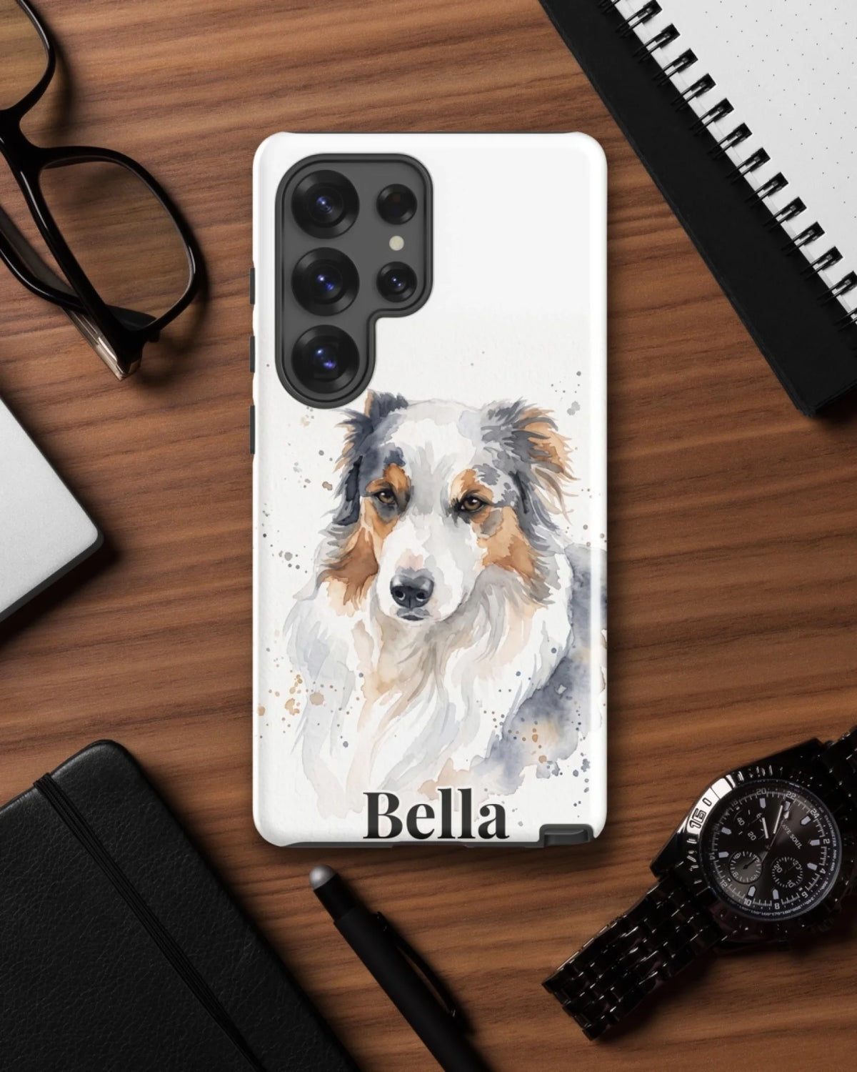 Samsung-Hülle mit Hundeportrait im Aquarell-Stil und Namen Bella auf dem Schreibtisch