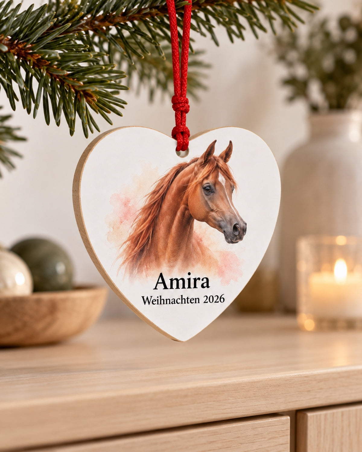 Baumschmuck aus Holz als Herz mit Fuchs Amira an einem kleinen Zweig vor einem hellen Eschensideboard