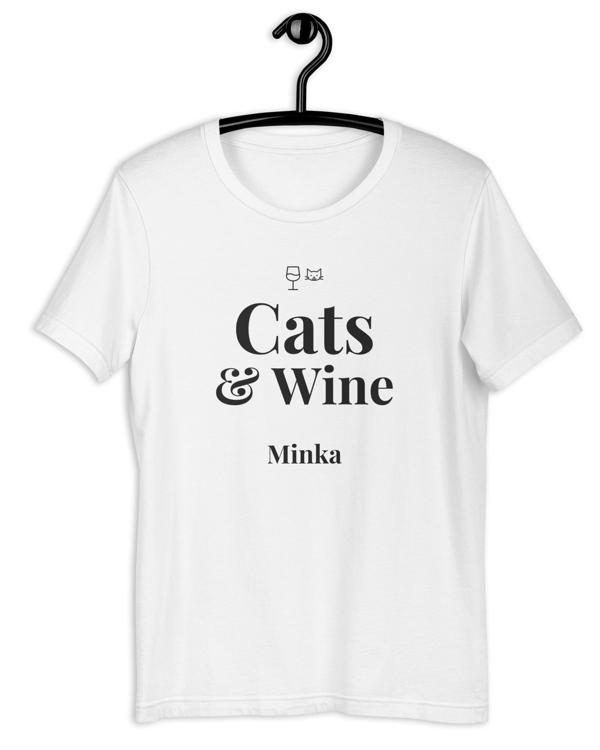 T-Shirt Cats & Wine in Weiß mit Namen Minka auf dem Bügel