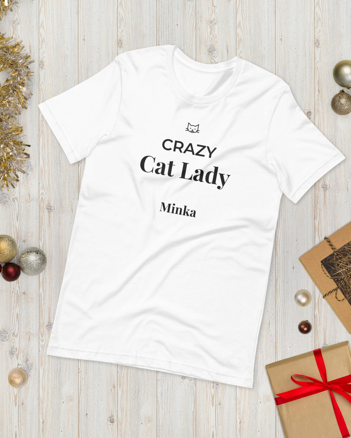 T-Shirt Crazy Cat Lady in Weiß mit Namen Minka, weihnachtlich auf Holz gelegt