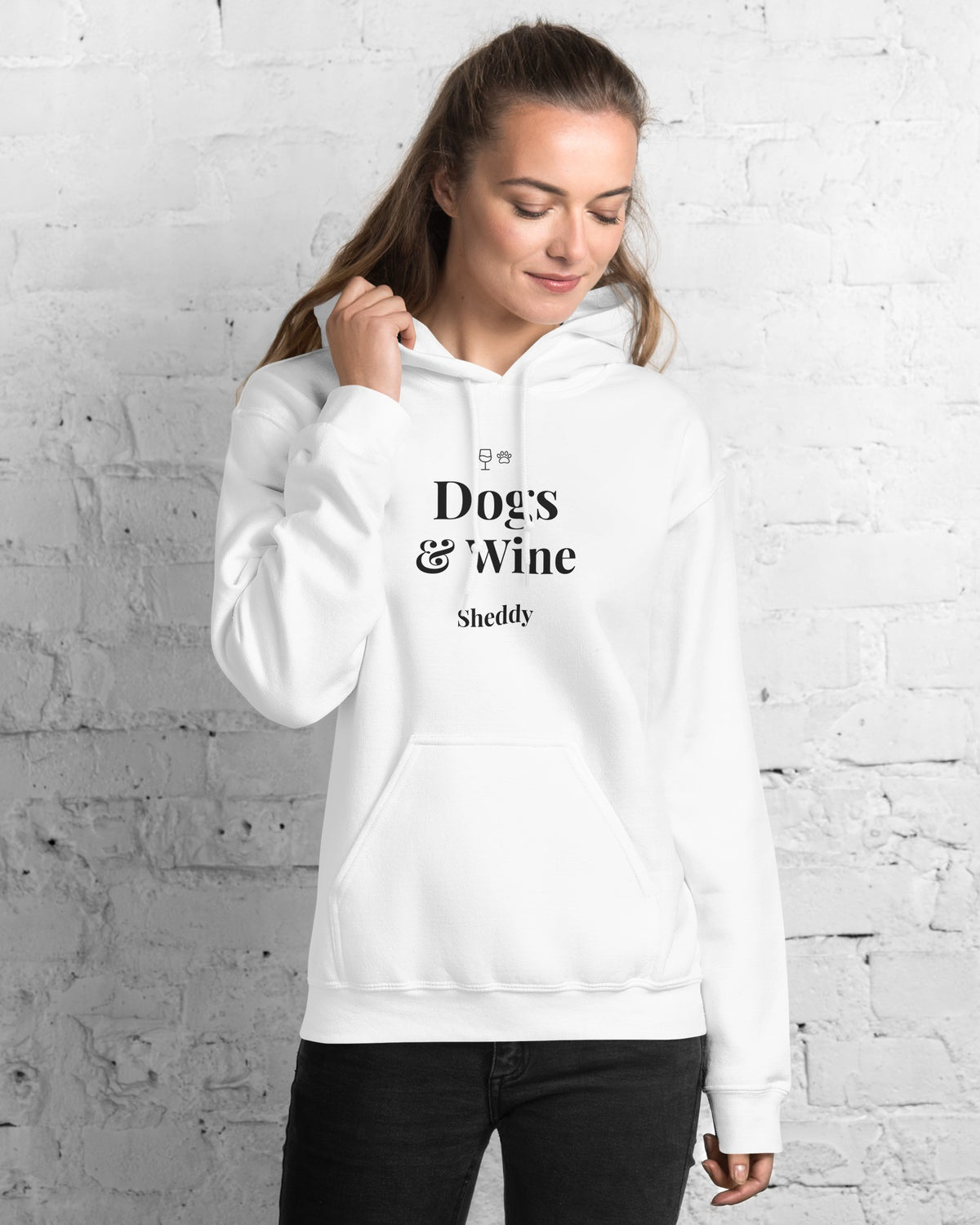 Hoodie Dogs & Wine in Weiß mit dem Namen Sheddy, getragen von einer Frau
