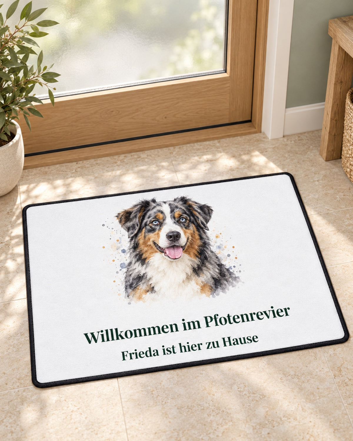 Personalisierte Fußmatte mit Australian Shepherd Frieda vor einer Glastür im hellen Eingangsbereich