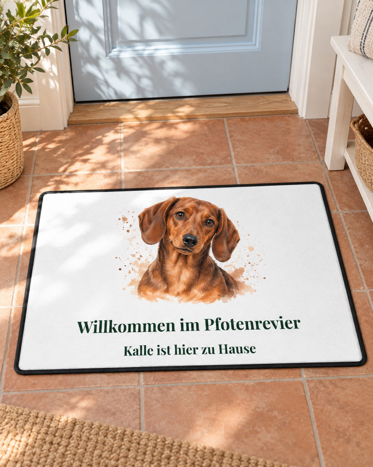 Personalisierte Fußmatte mit Dackel Kalle vor einer hellblauen Tür im sommerlichen Eingangsbereich
