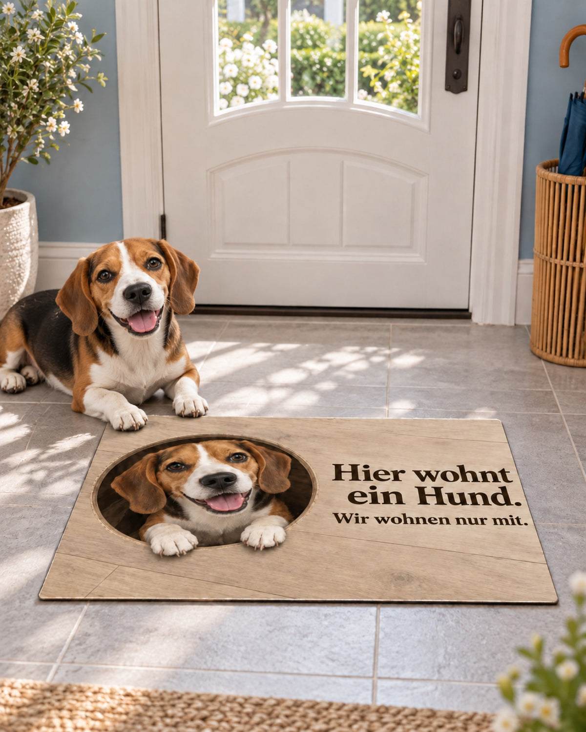 Fußmatte Hier wohnt ein Hund mit demselben Beagle wie im gedruckten Motiv im hellen Hauseingang