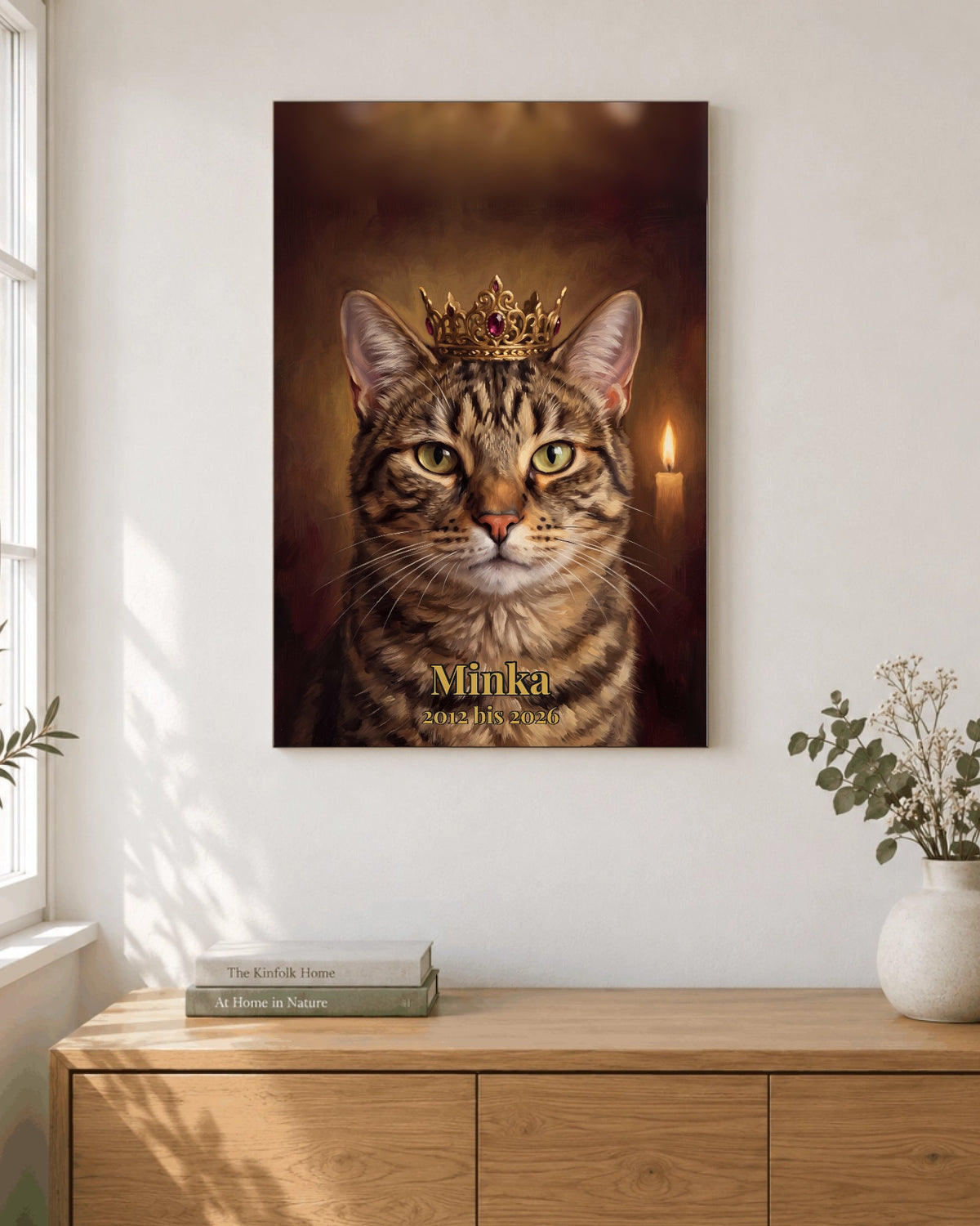 Gedenkbild auf Holz für deine Katze im Royal-Stil an der Wand über dem Sideboard