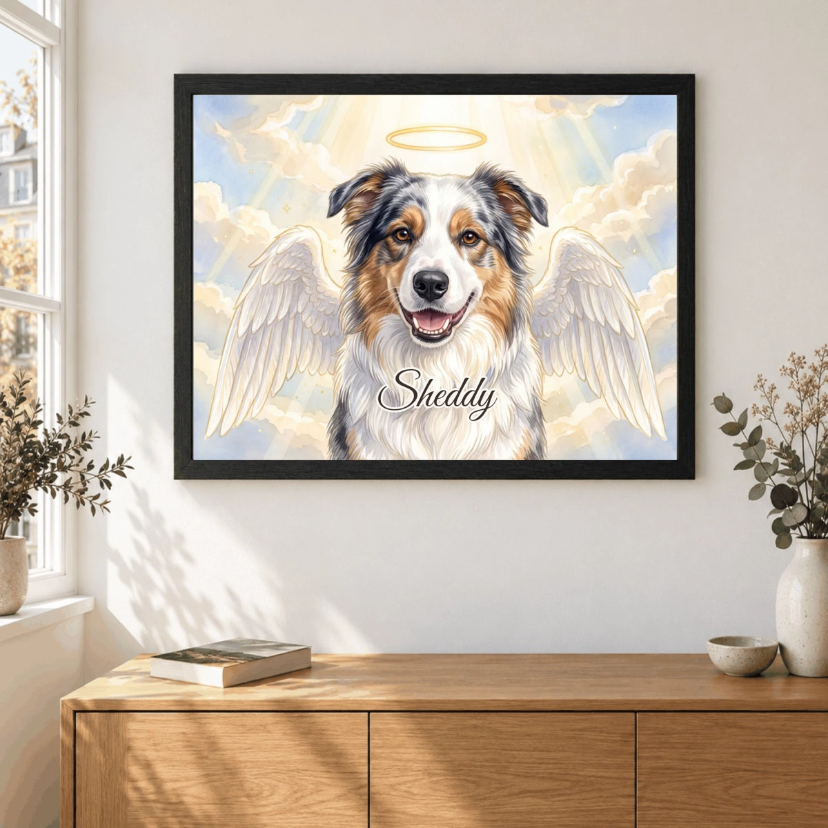 Gedenkportrait Engel im schwarzen Holzrahmen: Hund Sheddy mit Engelsflügeln und Heiligenschein vor hellem Himmel, mit Namen