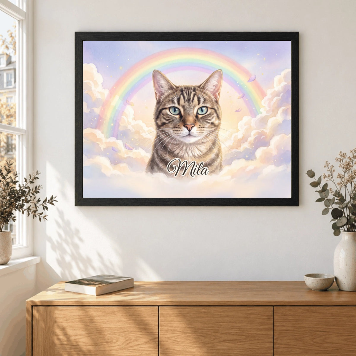 Gedenkportrait Regenbogenbrücke im schwarzen Holzrahmen: Katze Mila unter einem Regenbogen in Wolken, mit Namen