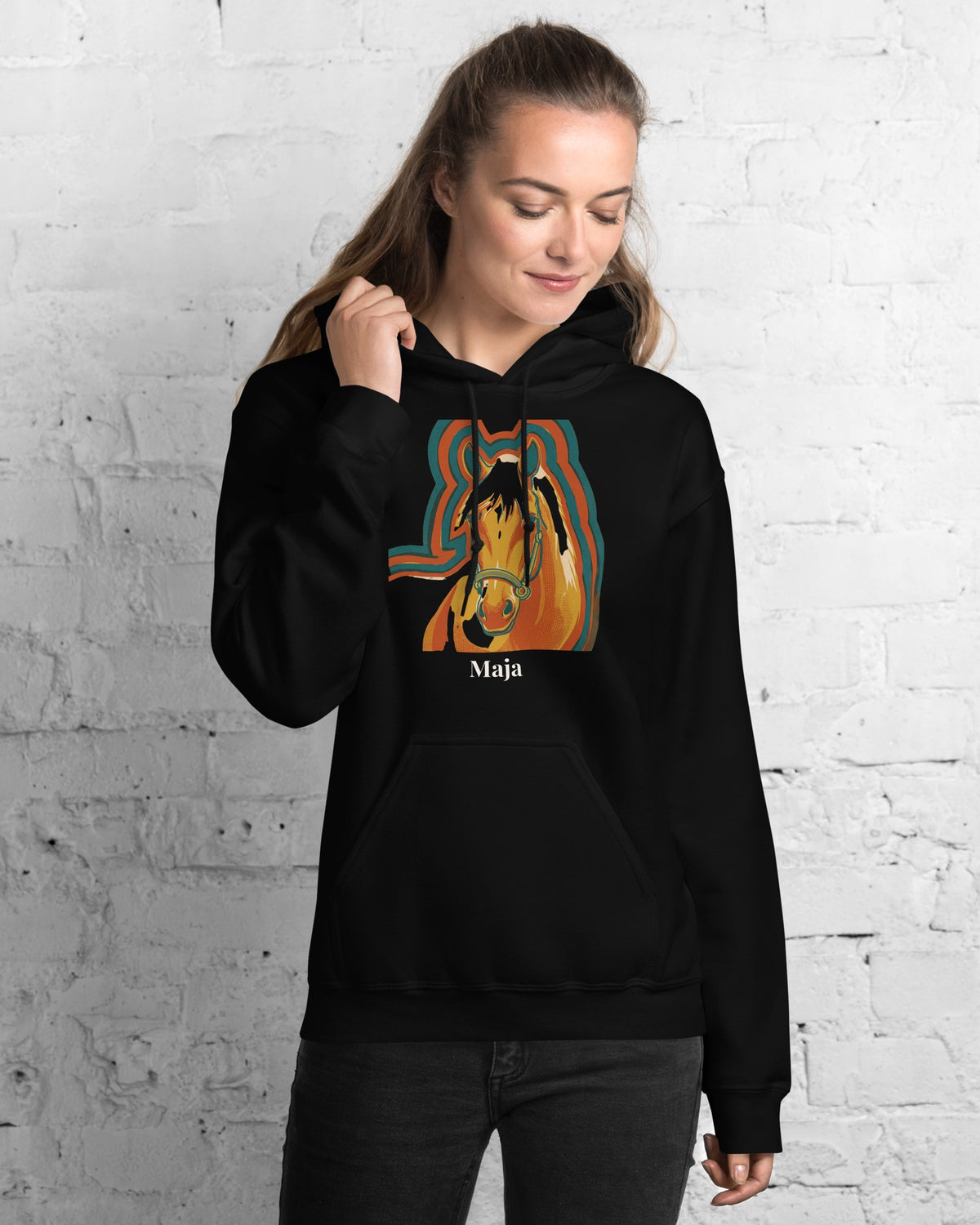 Hoodie in Schwarz mit Portrait von einem Haflinger im Stil Retro und dem Namen Maja, getragen von einer Frau