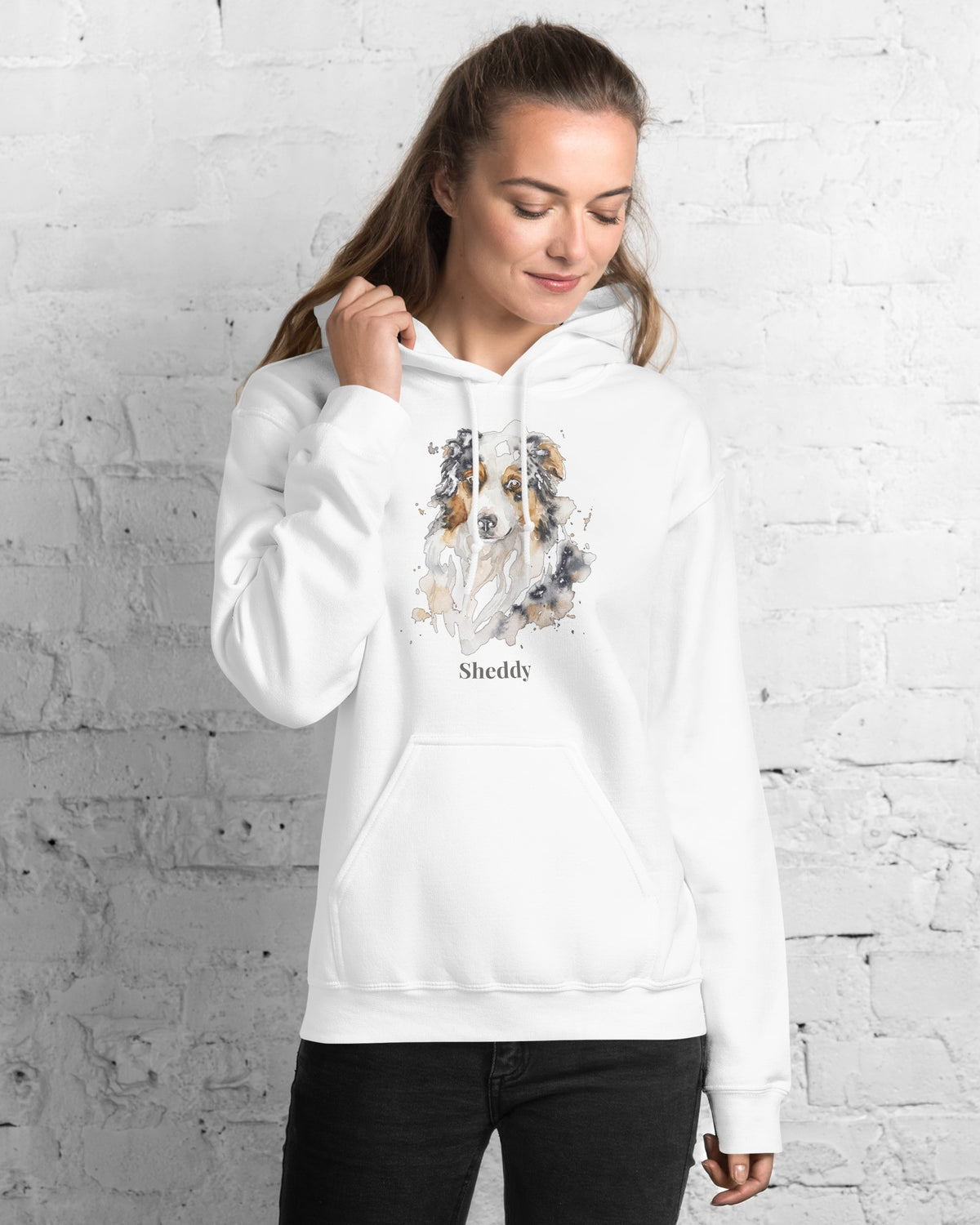 Hoodie in Weiß mit Portrait von einem Australian Shepherd im Stil Aquarell und dem Namen Sheddy, getragen von einer Frau