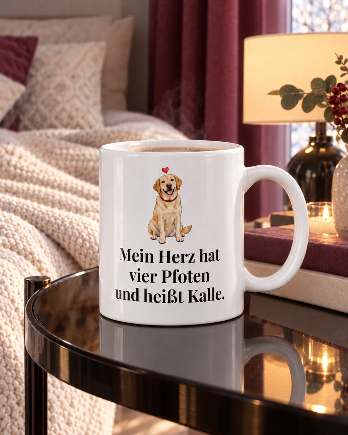 Weiße Hundetasse mit gezeichnetem Labrador und Spruch Mein Herz hat vier Pfoten und heißt Kalle