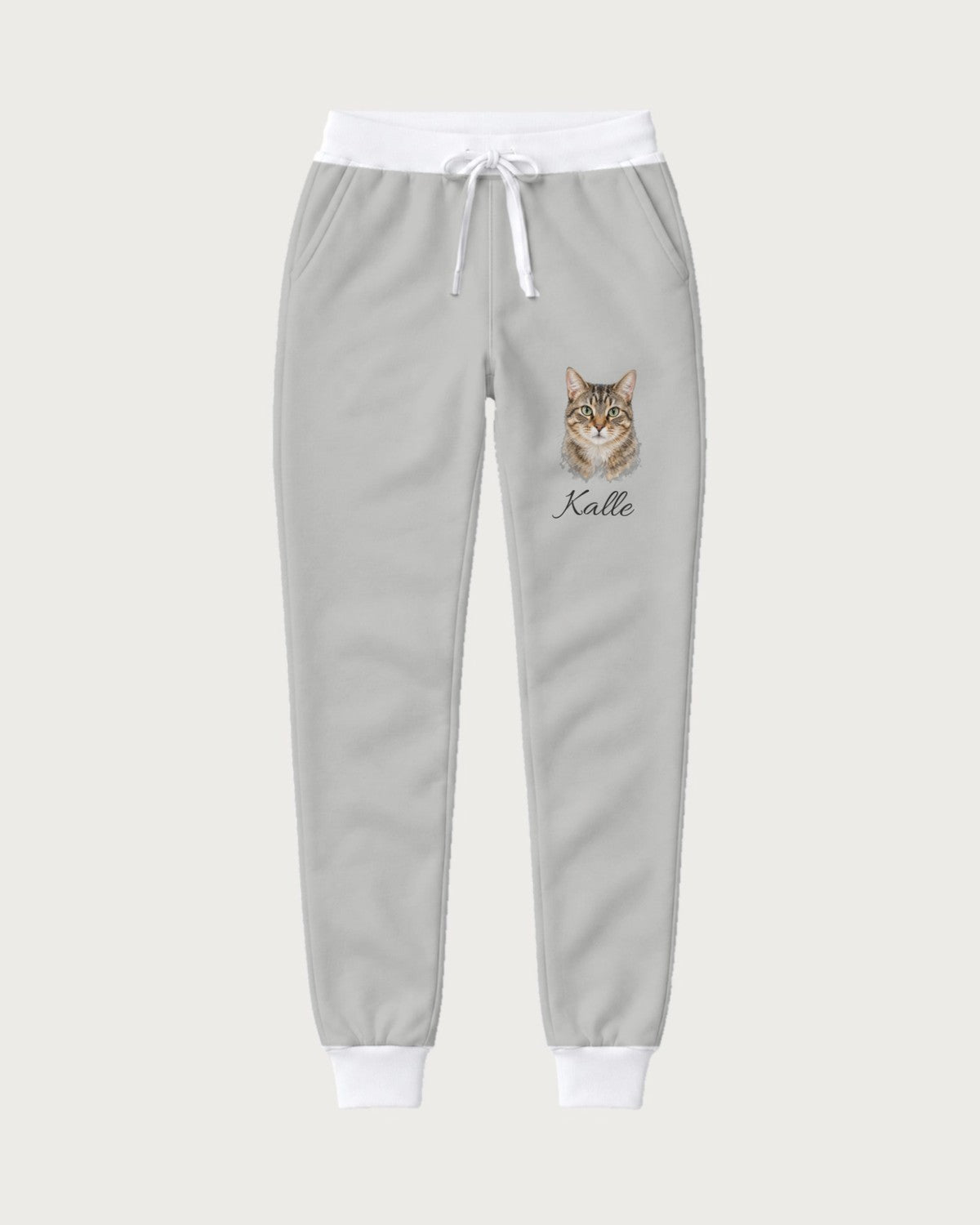 Jogginghose hellgrau mit Katzenportrait und Namen: Ansicht der ganzen Hose