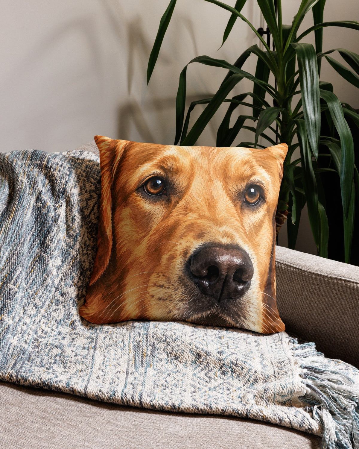 Kissen mit gemaltem Hundegesicht ganz nah, Wohnszene